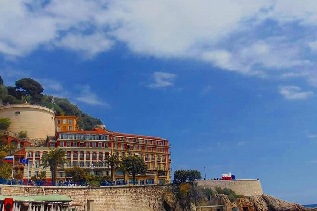 um edifício no topo de uma colina perto do oceano