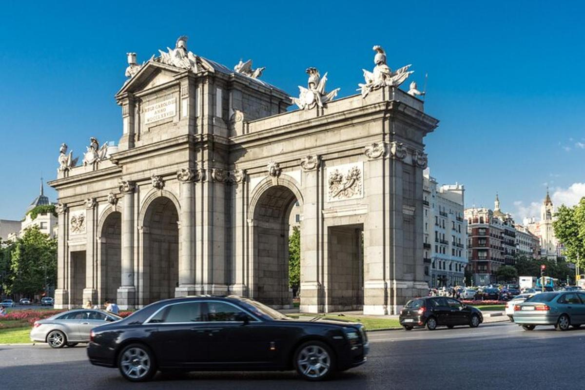 Un coche negro aparcado delante de un edificio