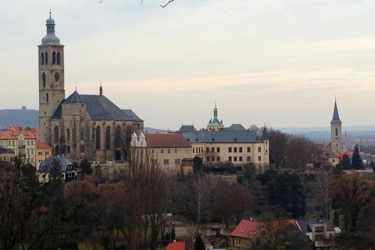uma vista de uma cidade com uma igreja e edifícios