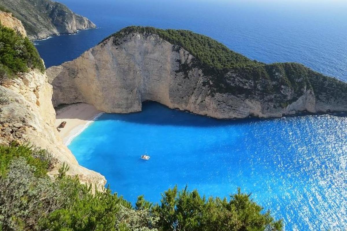 una vista di una spiaggia con una barca in acqua