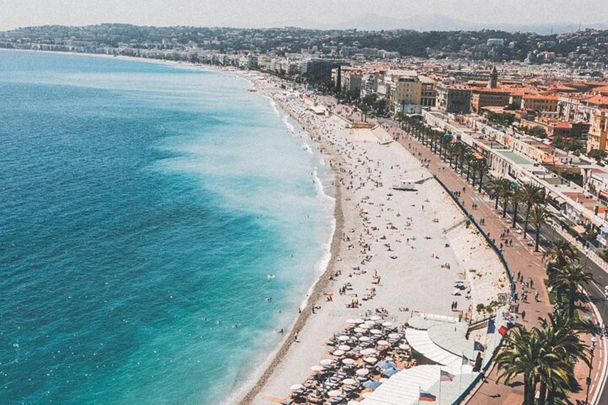 una vista aerea di una spiaggia con persone e ombrelloni