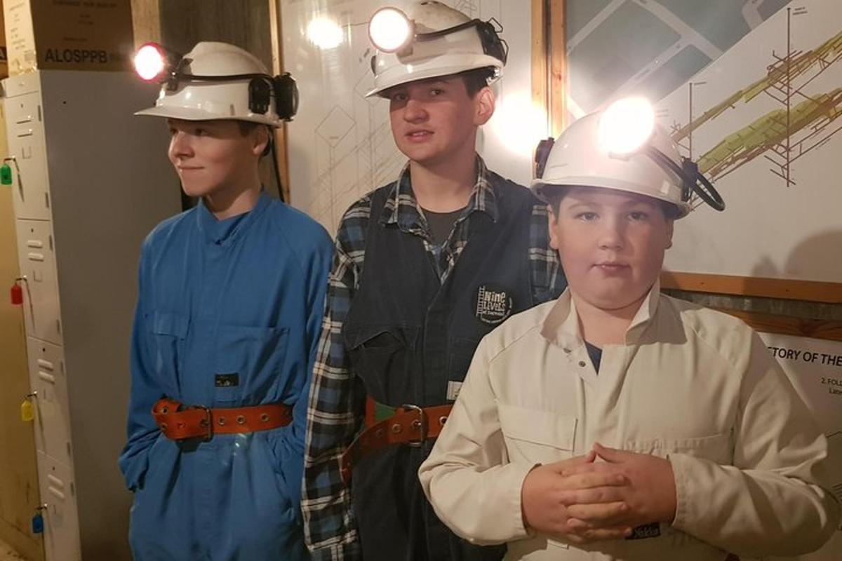 hópur þriggja manna með hjálma
