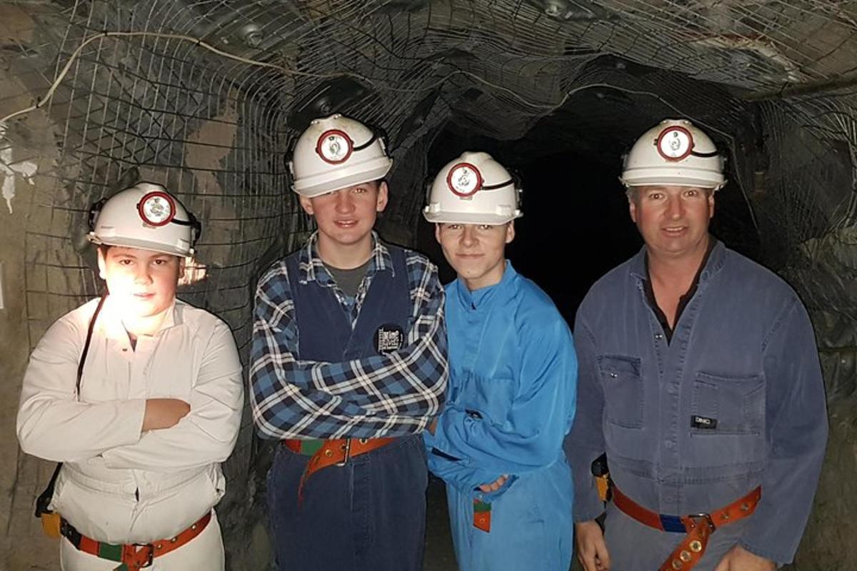 un gruppo di persone che indossano caschi protettivi in un tunnel