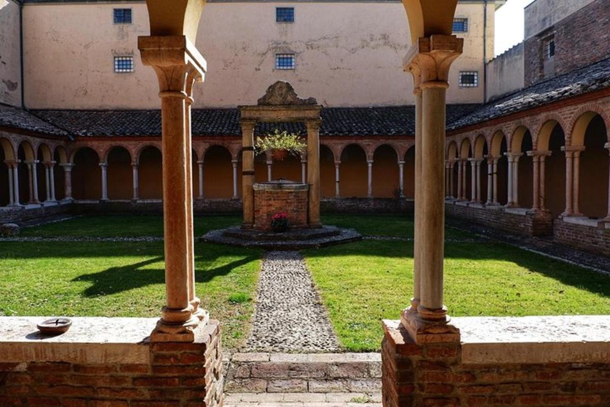 un pati amb una font al mig d'un edifici