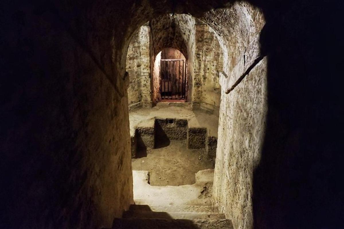 un vell túnel amb una porta en un edifici