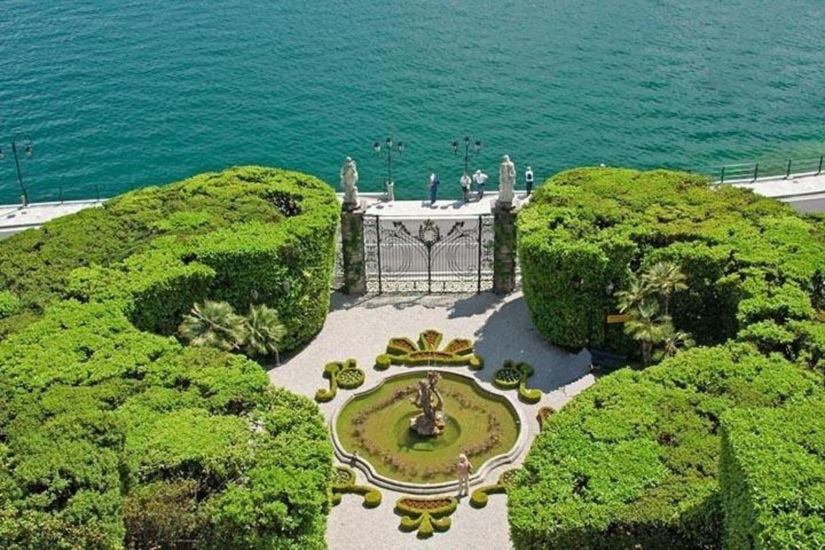 una vista aerea di un parco con una fontana e alberi