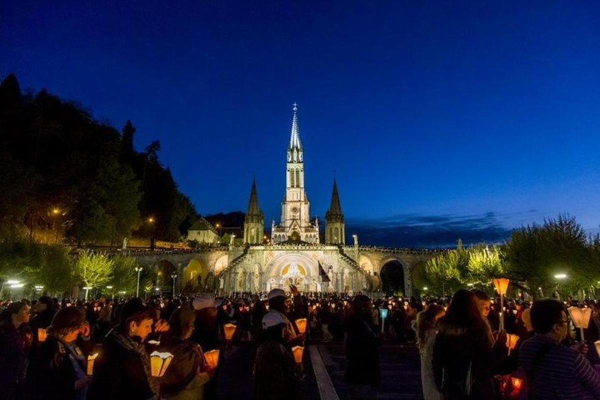 una multitud de personas de pie frente a un edificio