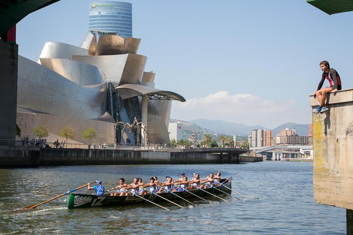 un gruppo di persone su una barca in acqua