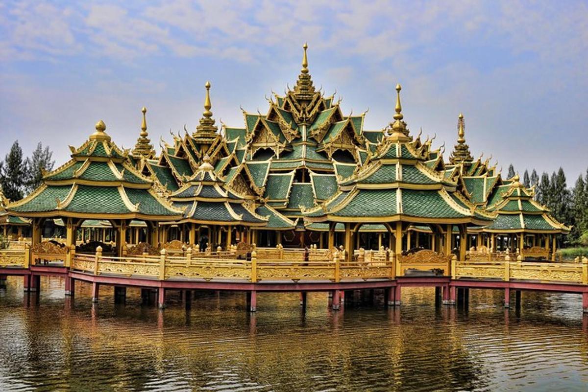 một tòa nhà lớn với nhiều tháp trên mặt nước