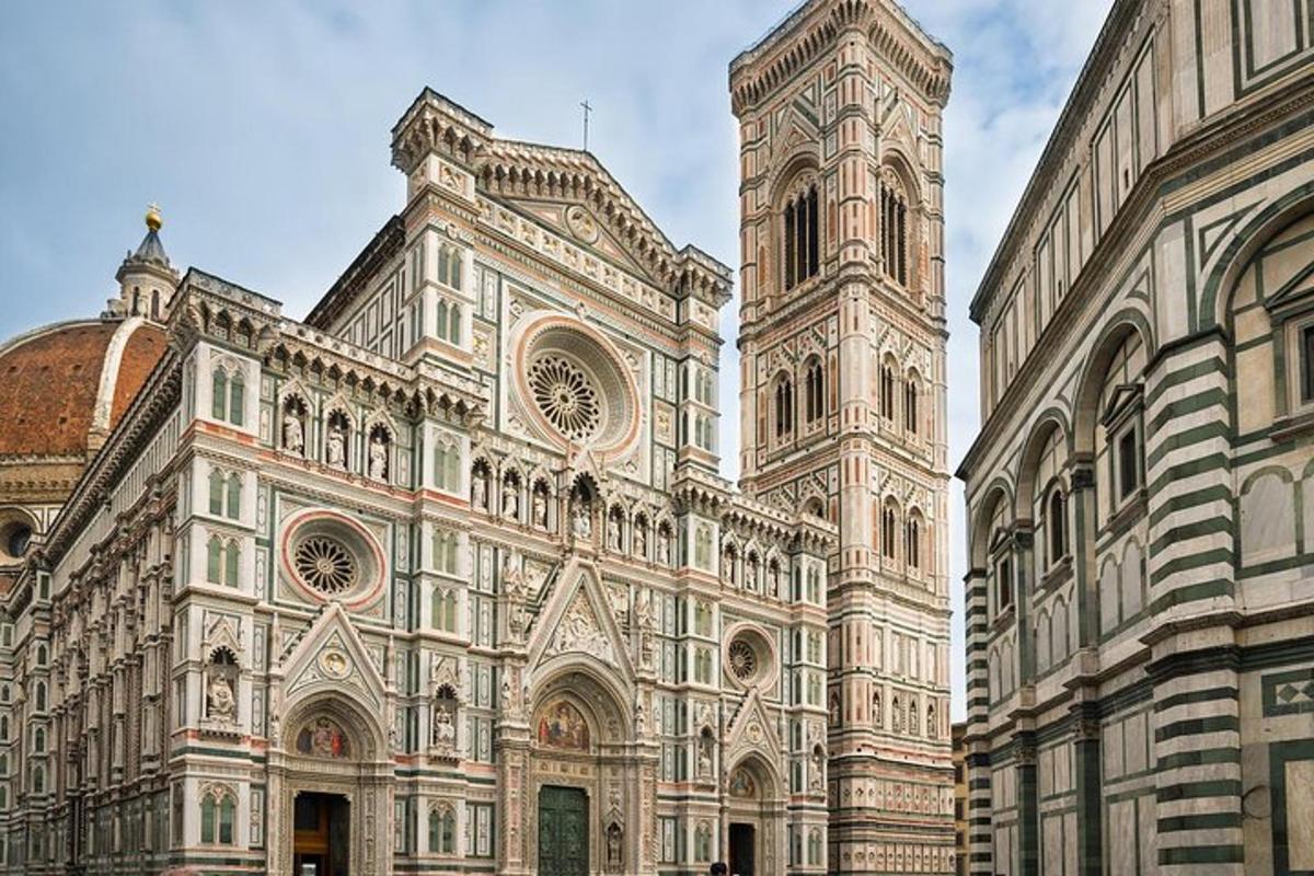 un gran edifici amb dues torres i una catedral