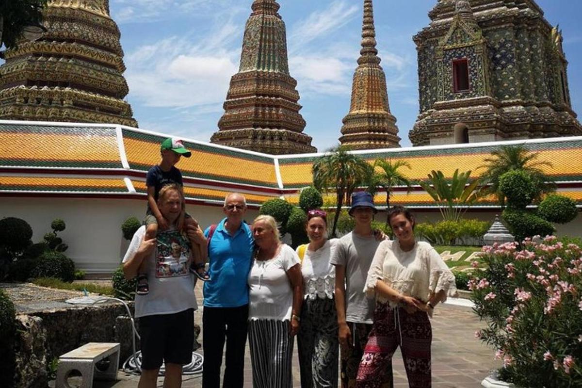 un gruppo di persone in piedi davanti a un tempio