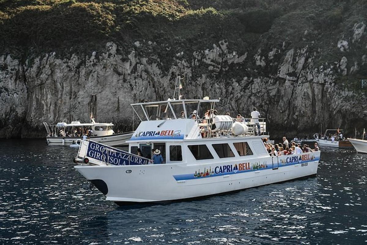 un gruppo di persone su una barca in acqua