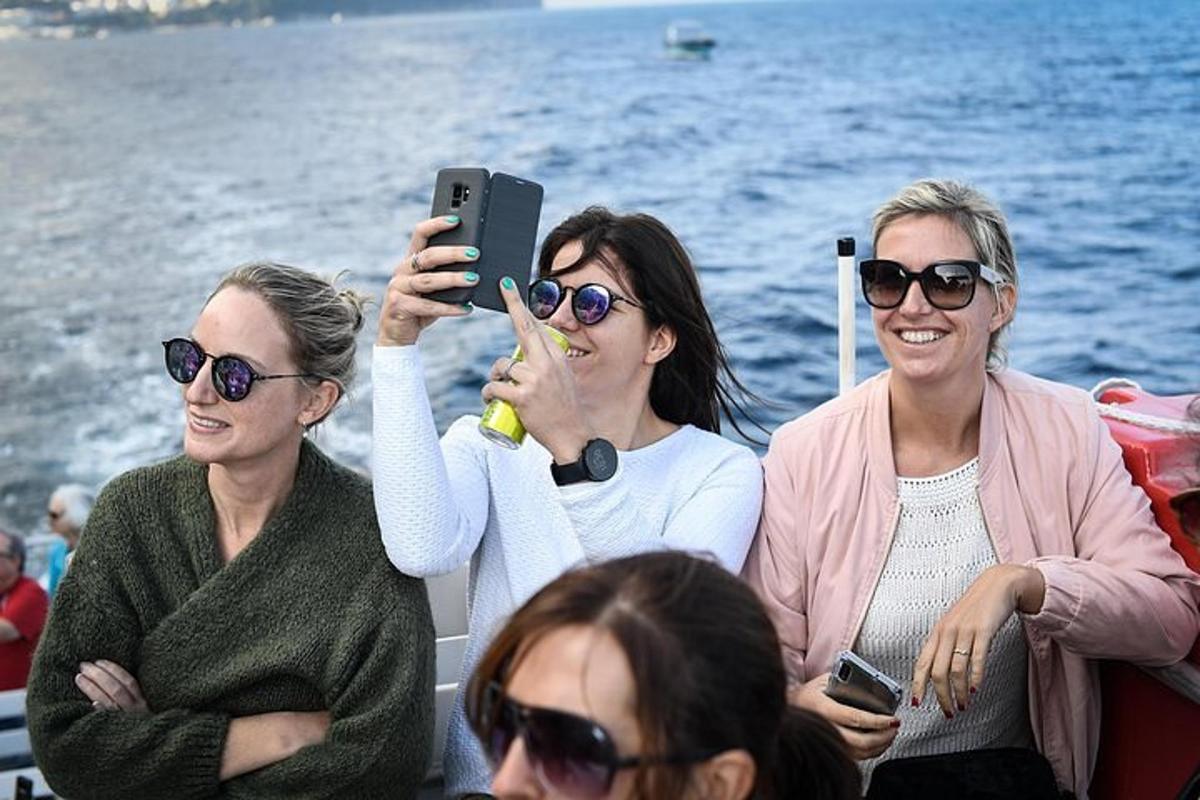 un gruppo di donne su una barca che scattano una foto