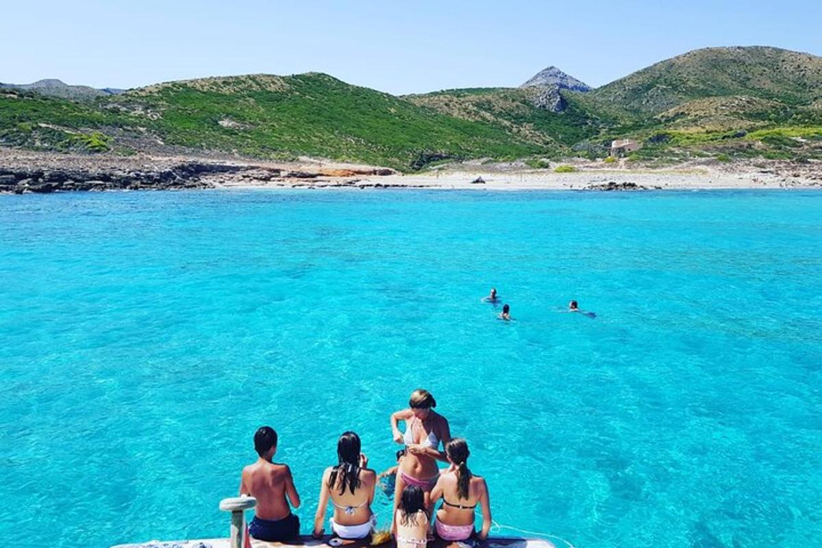 un gruppo di persone sedute in acqua su una spiaggia