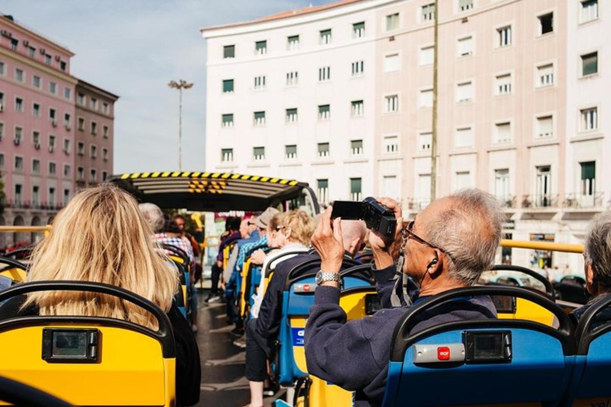 skupina ljudi, ki se vozijo na avtobusu