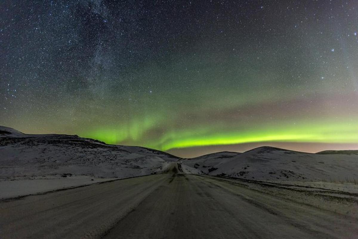 uma estrada vazia com a aurora no céu