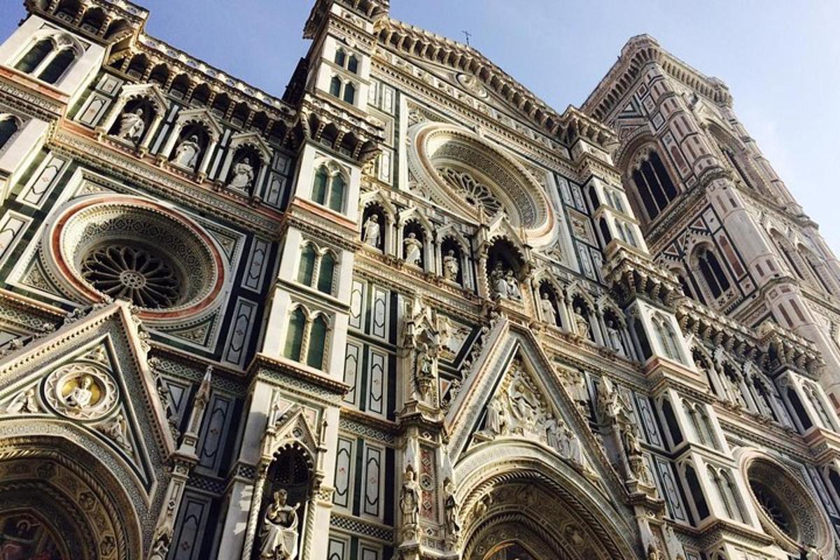um grande edifício de pedra com uma torre do relógio