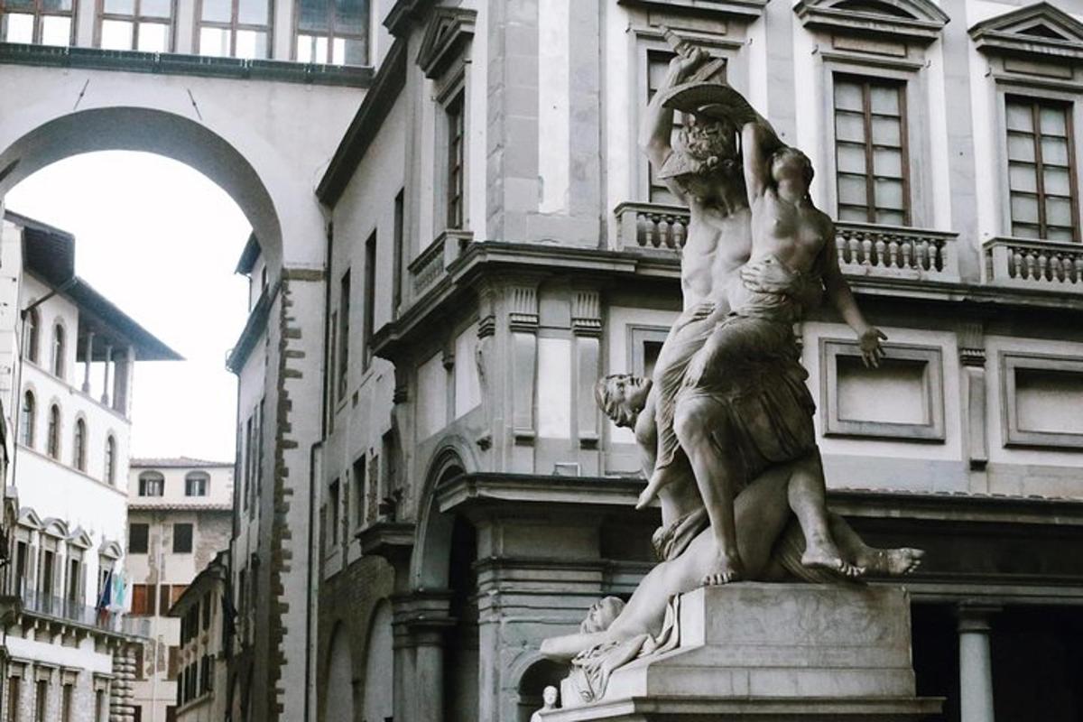 uma estátua em frente a um prédio