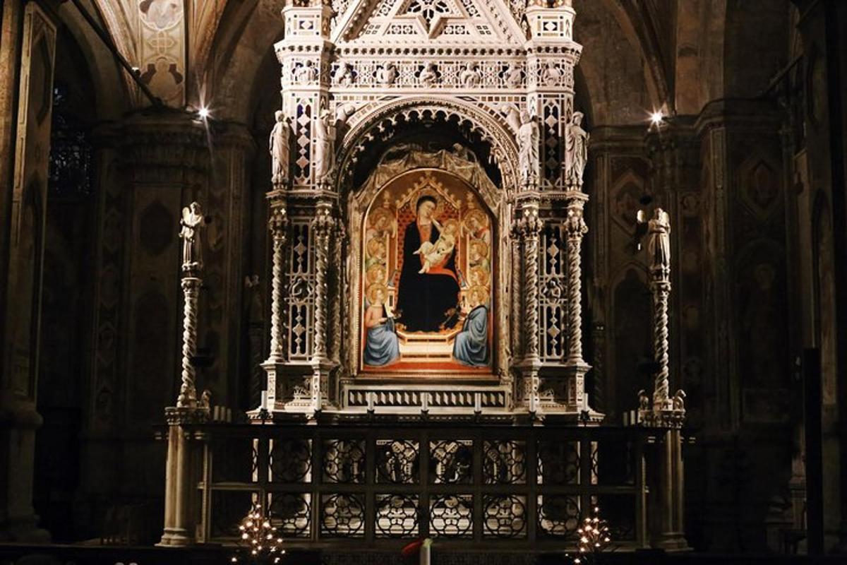 uma estátua de uma mulher sentada em uma igreja