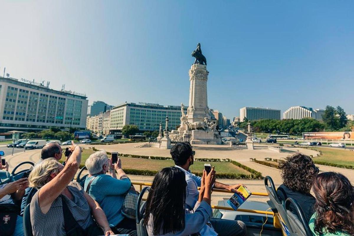 isang grupo ng mga tao na kumukuha ng mga larawan ng isang monumento