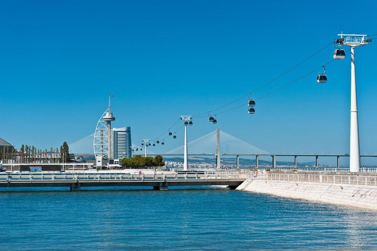 isang ski lift sa ibabaw ng isang anyong tubig