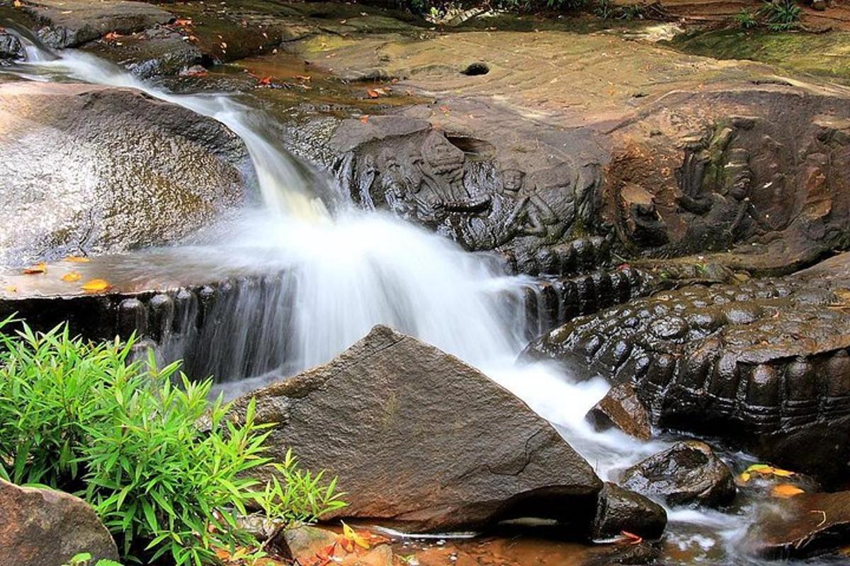 un flusso d'acqua che scorre sulle rocce di un fiume