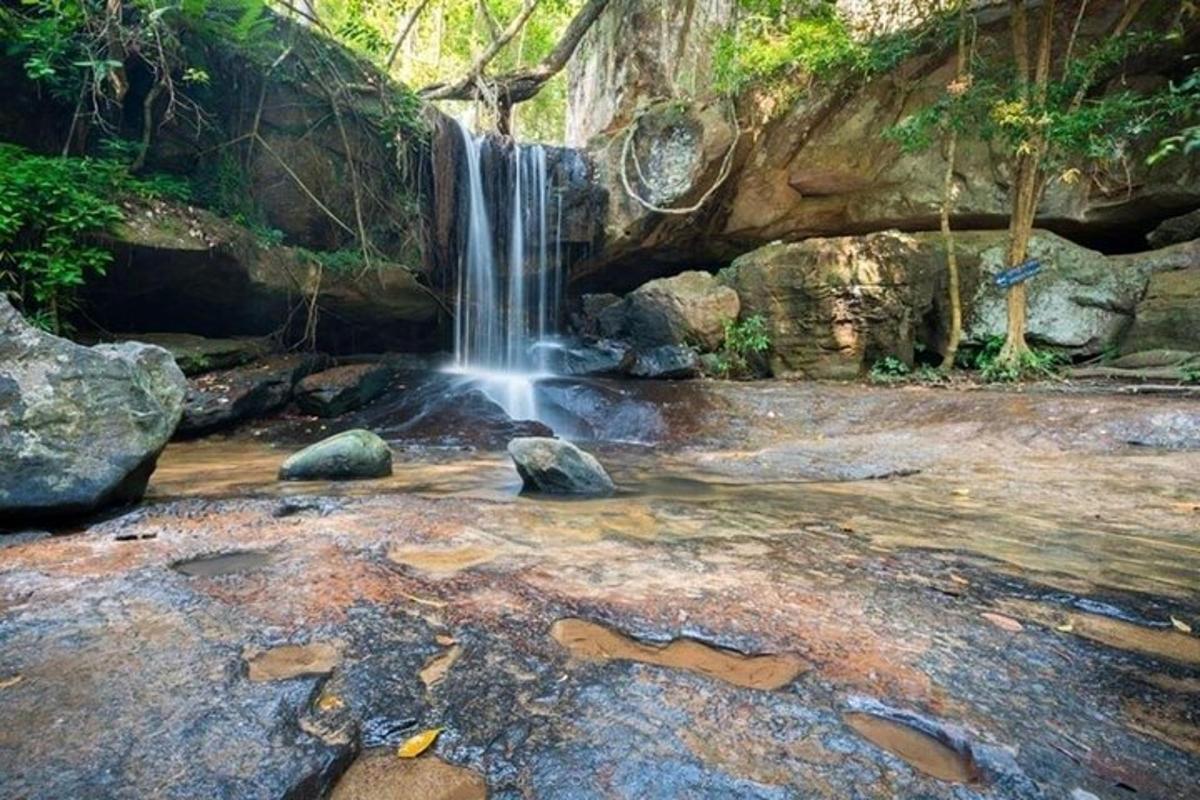 una cascata in mezzo a un fiume