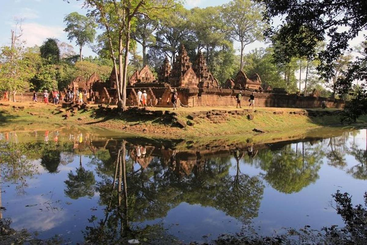 un riflesso di un tempio in uno specchio d'acqua