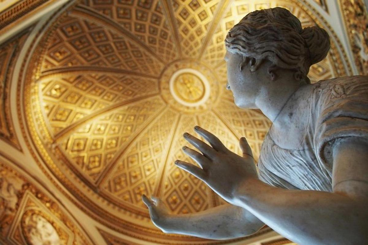 statua kobiety przed sufitem