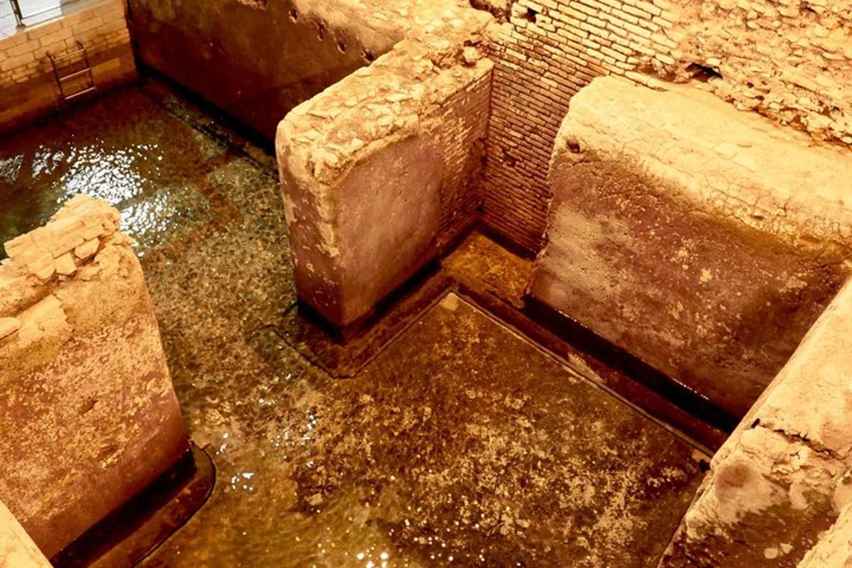 ένα βρώμικο δωμάτιο με βρώμικο πάτωμα και έναν τοίχο από τούβλα