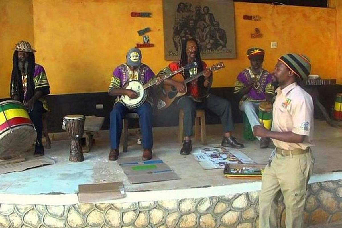 bir odada oturup gitar çalan bir grup adam
