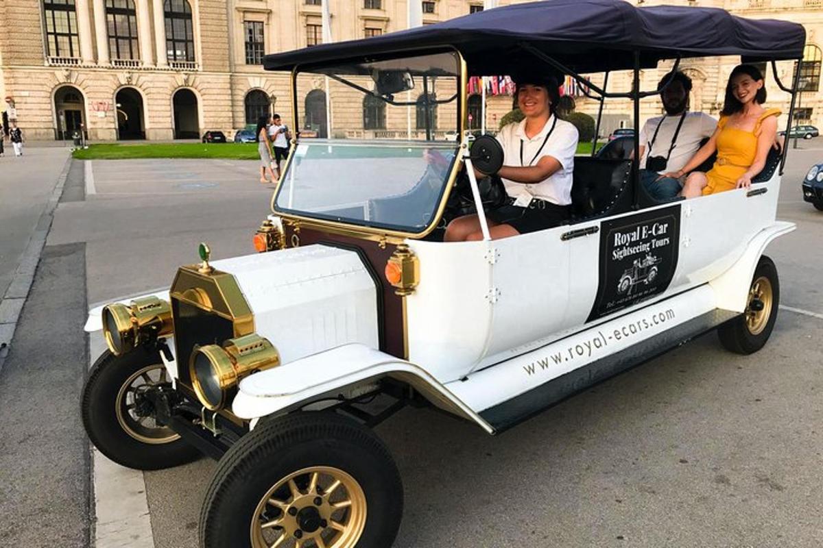 một nhóm người đang ngồi trong xe golf