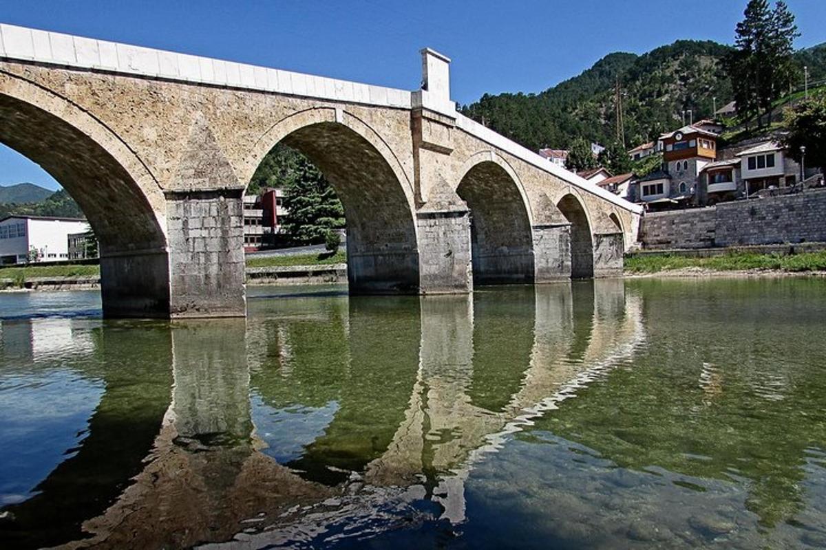 un ponte sopra uno specchio d'acqua con edifici