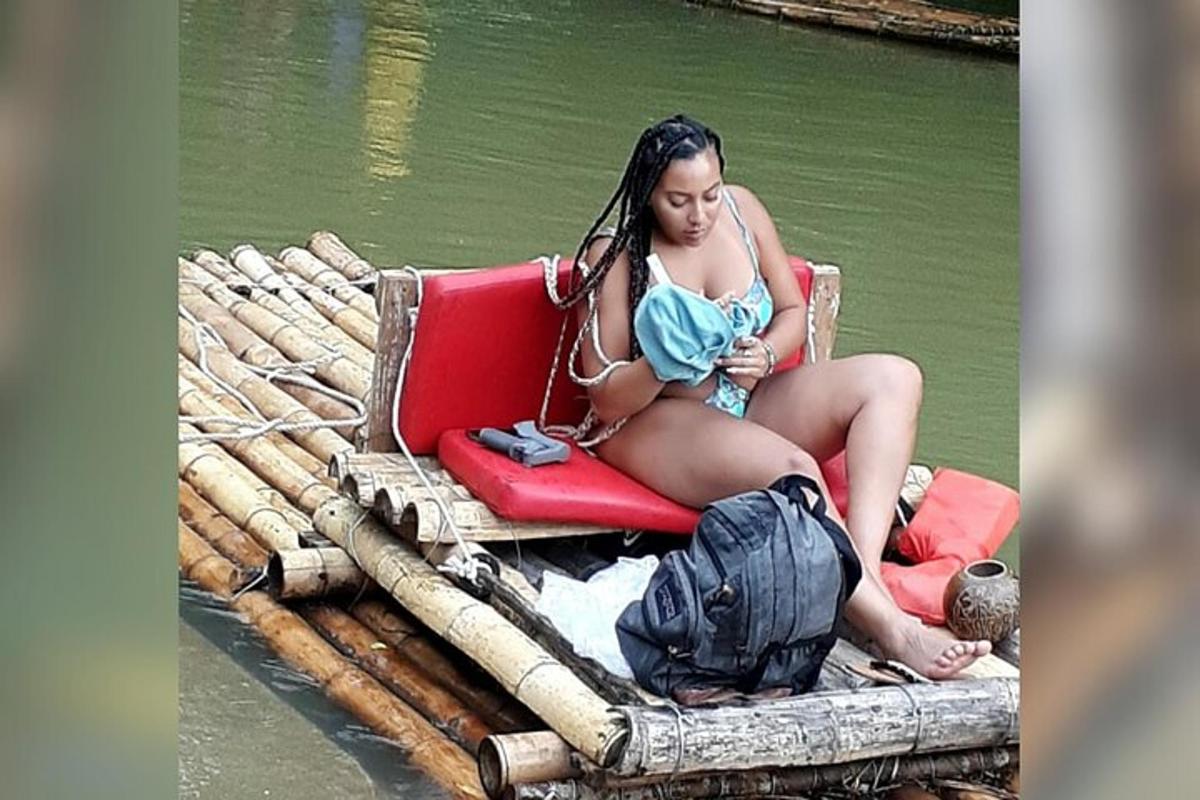 una mujer sentada en una silla en una balsa en el agua