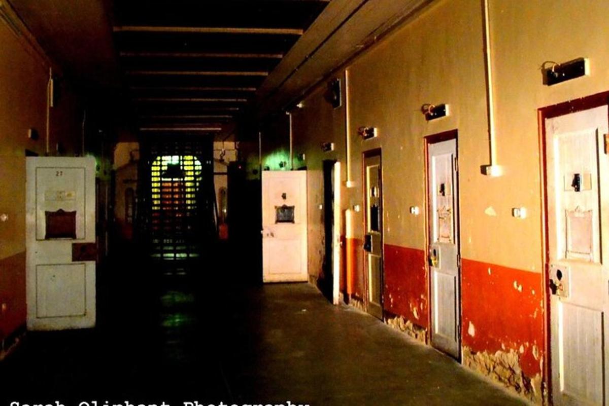 an empty hallway of a building with a hallway