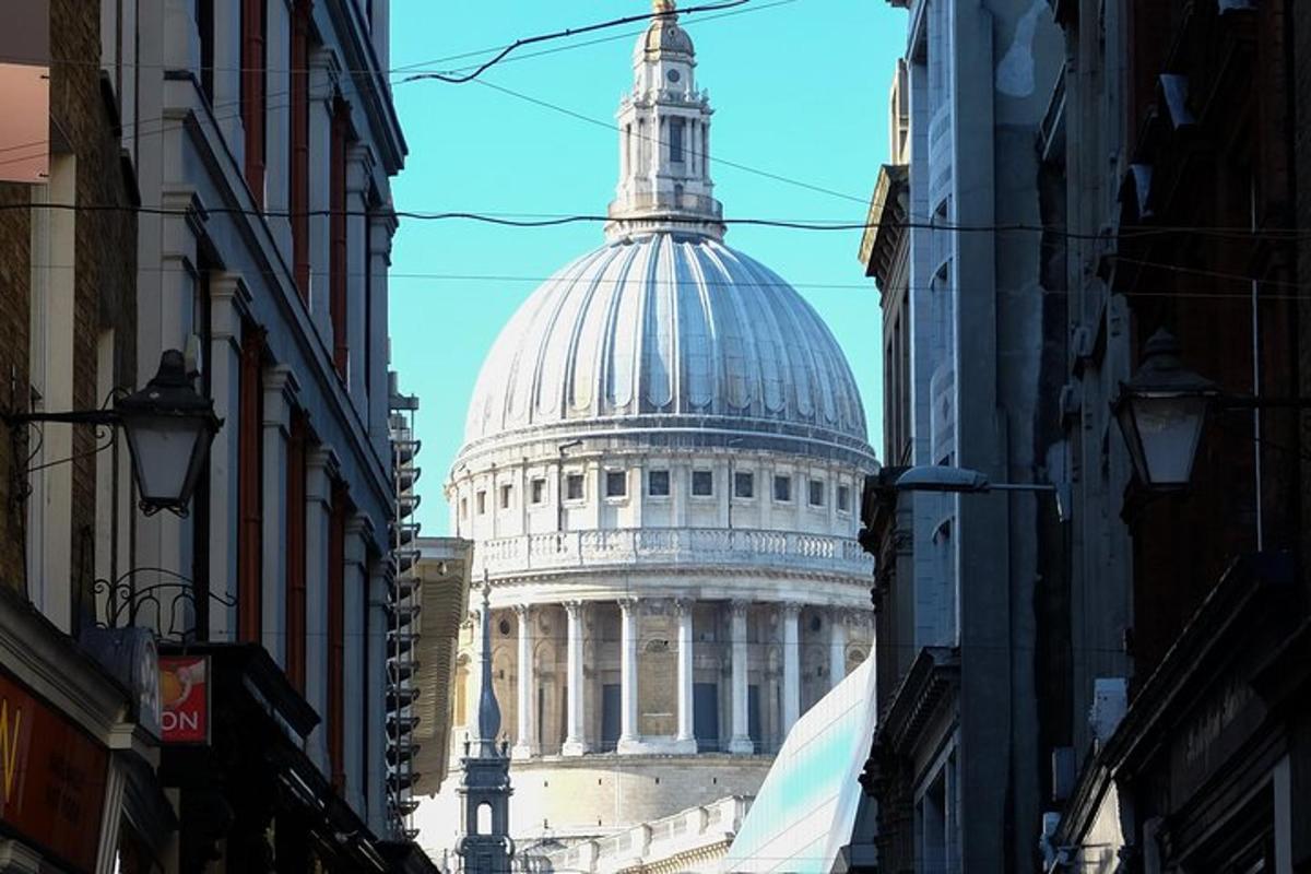 una vista del Campidoglio da una strada cittadina