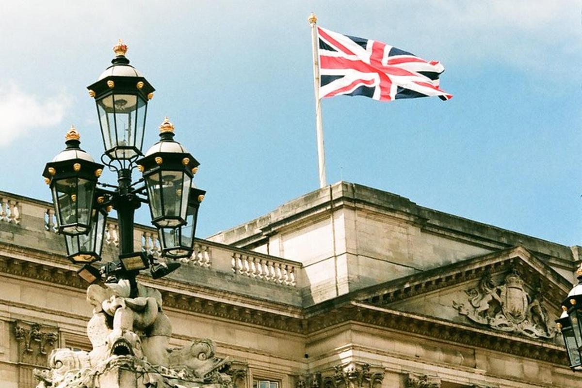 Briti lipp lehvib lipuga hoone ees