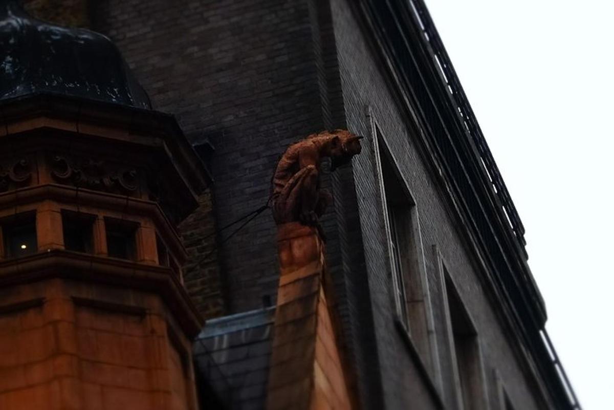 un edificio con un gargoyle sul lato