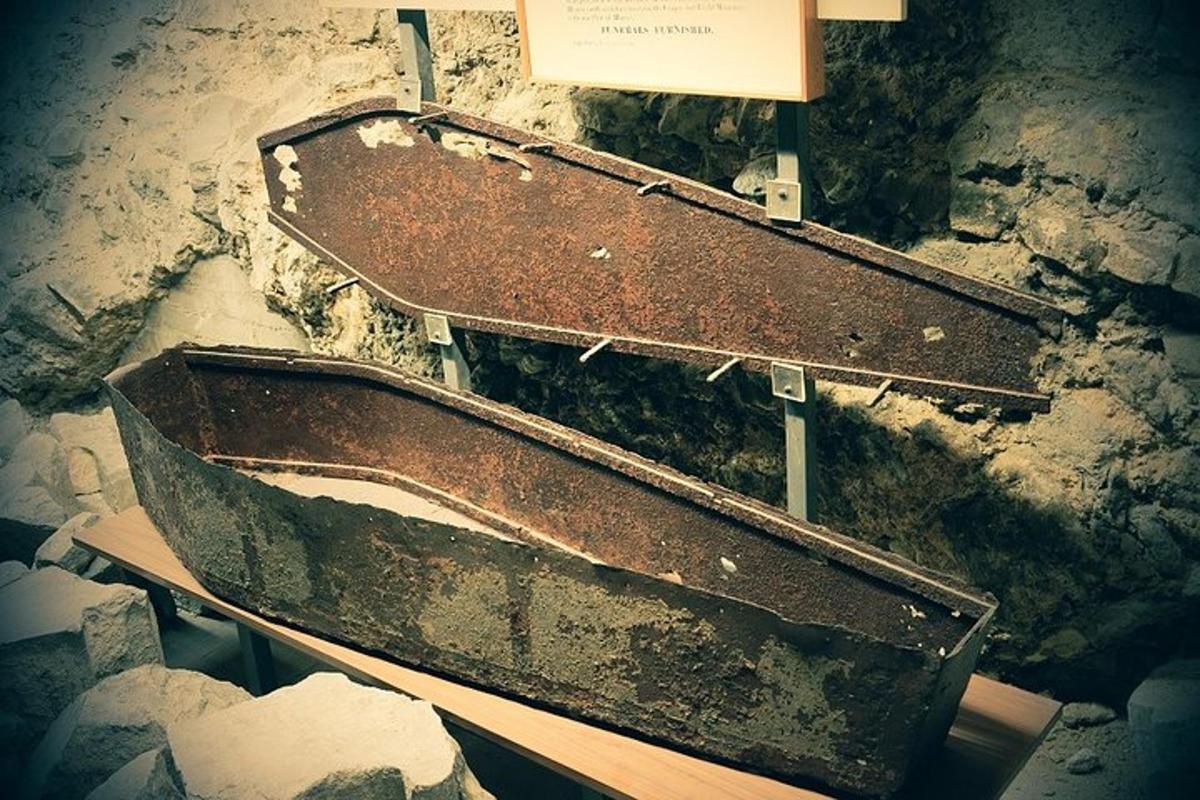 una vasca da bagno sporca appoggiata sopra un muro