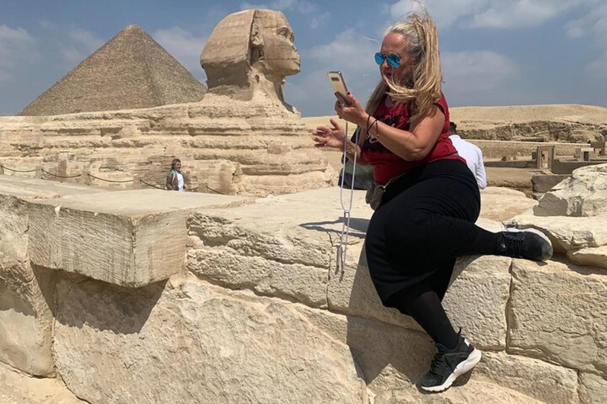 Μια γυναίκα φωτογραφίζει τις πυραμίδες