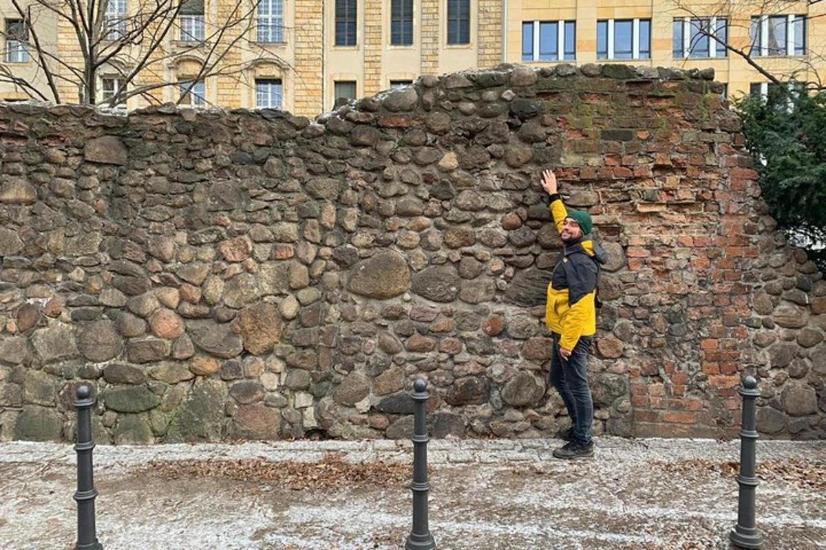 mies kiipeää kivimuurille