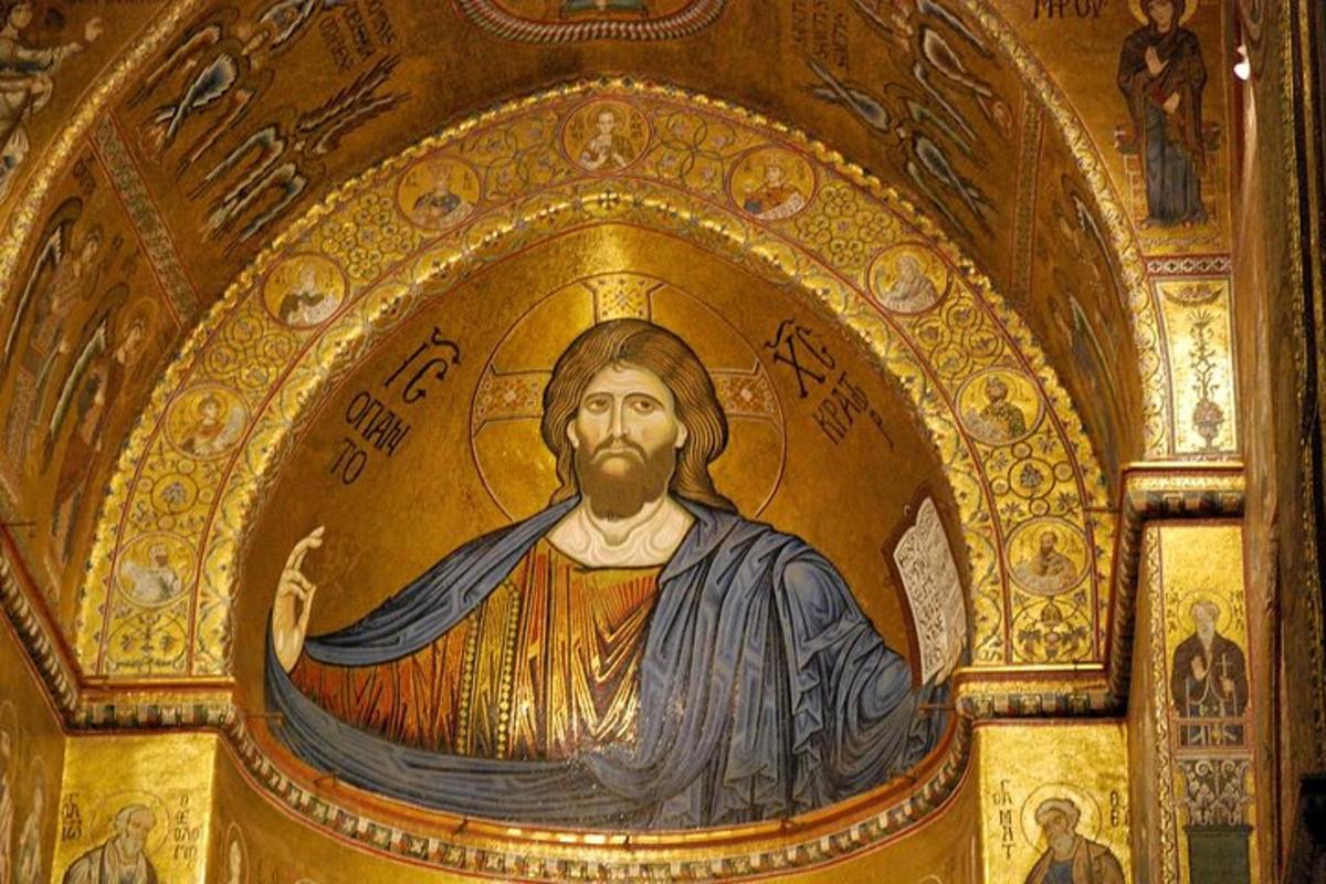 o pictură a unui sfânt pe peretele unei biserici