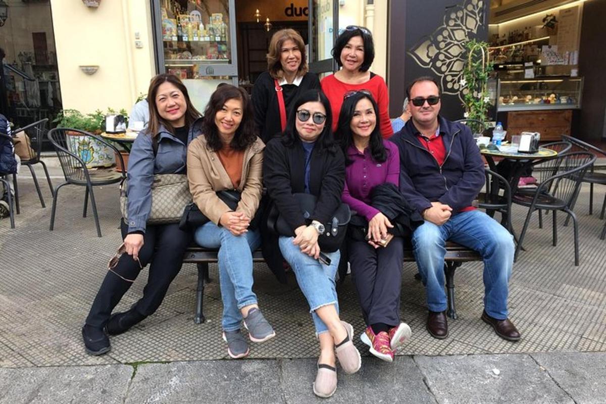 un grup de oameni așezați pe o bancă