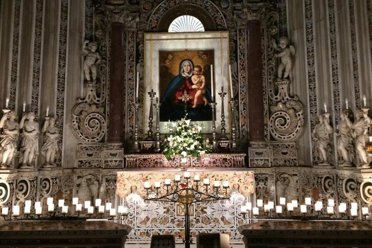 o biserică cu un altar cu lumânări și o pictură