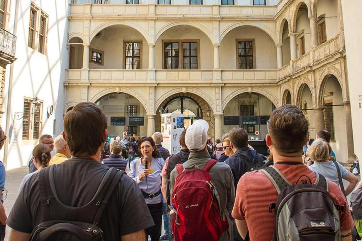 una folla di persone in piedi fuori da un edificio