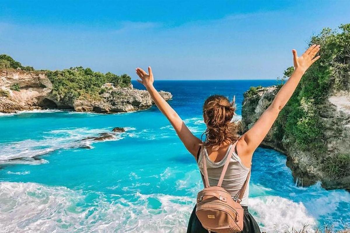 žena stojící na útesu a dívající se na oceán