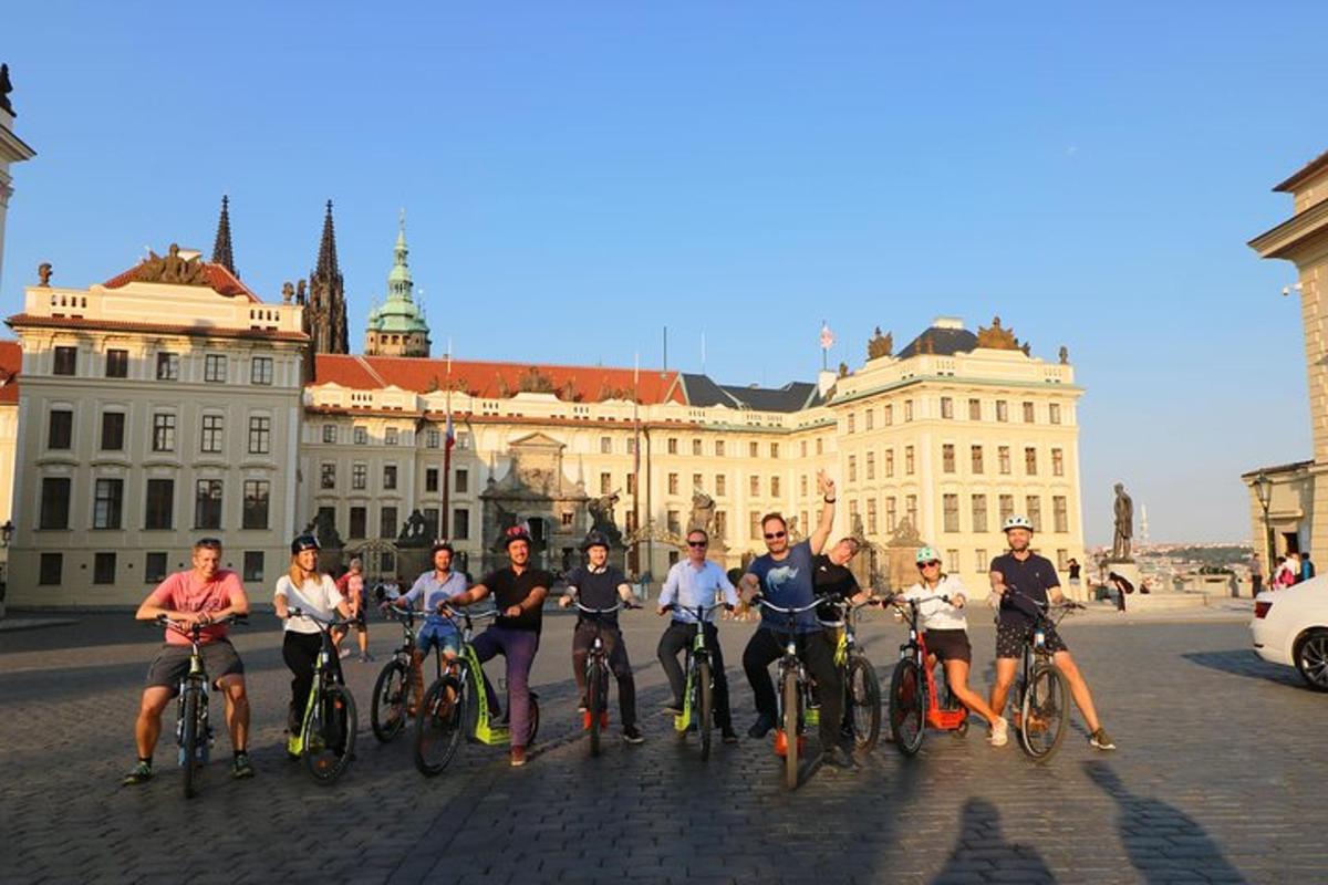 skupina lidí na kolech před budovou