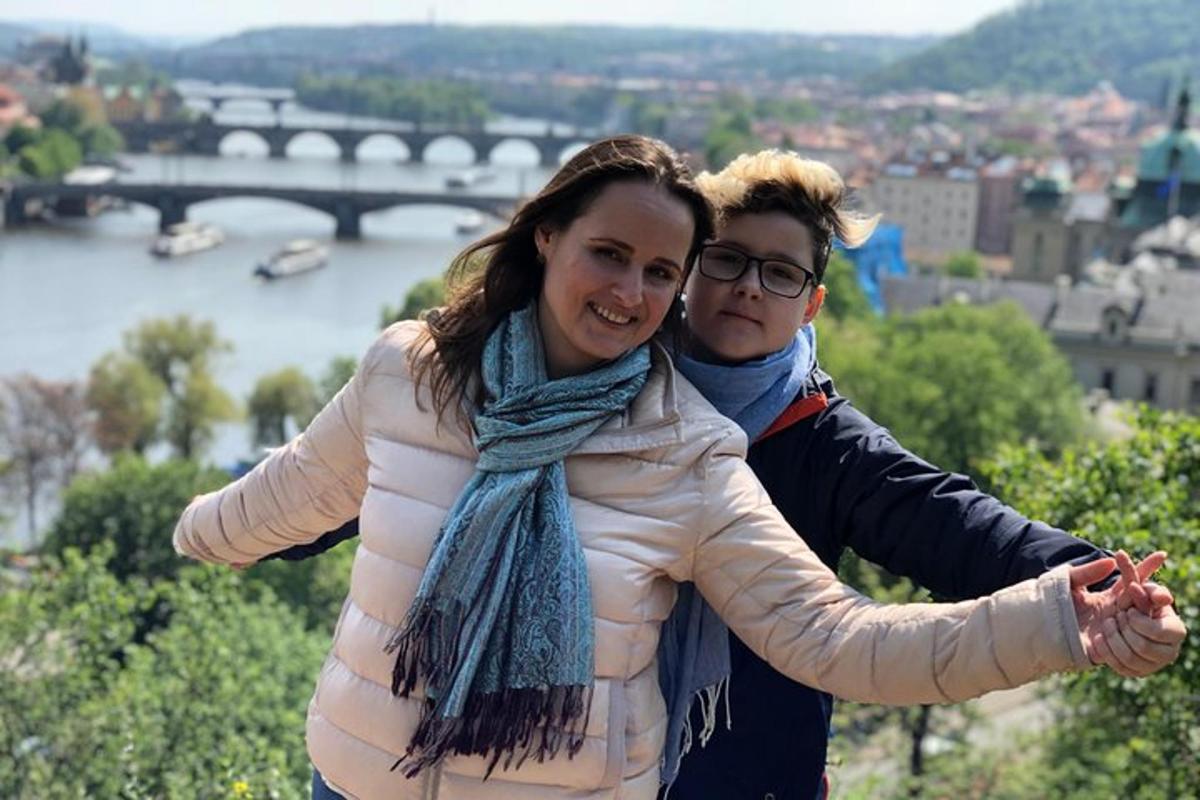 Un hombre y una mujer de pie en la cima de una ciudad.