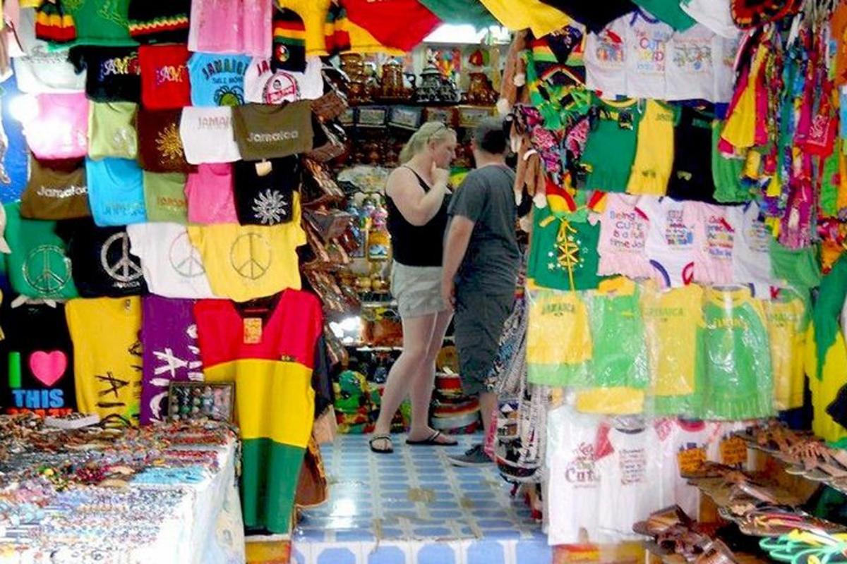 hai người đứng trong cửa hàng đang xem một gian hàng quần áo