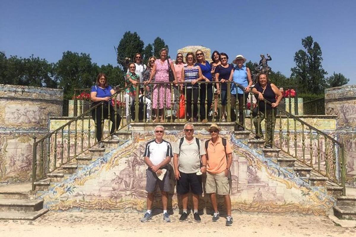 skupina lidí stojící na vrcholu skateparku